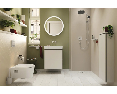 Salle de bains moderne avec toilettes, lavabo, miroir et douche