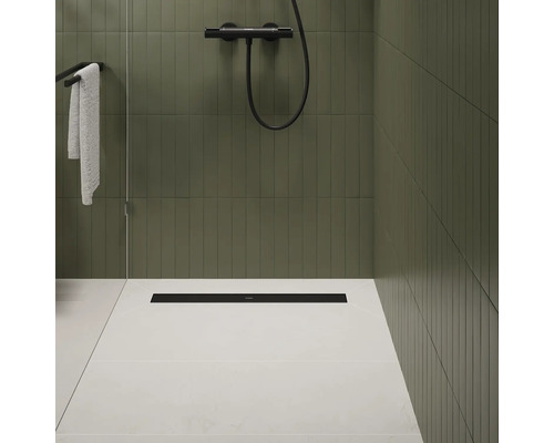 Salle de bains avec douche, caniveau de douche noir et carrelage vert.