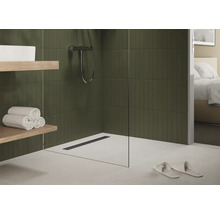 Modernes Badezimmer mit Dusche, Ablagefläche und Handtüchern