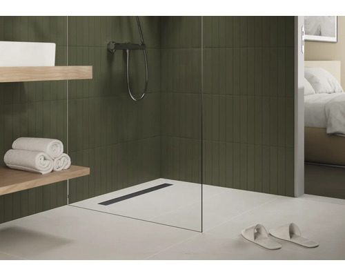 Salle de bain moderne avec douche, étagère et serviettes