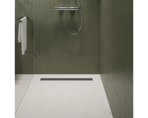 Douche plain-pied avec caniveau de douche, serviette et douchette à main