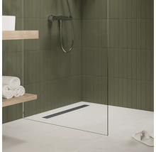 Badezimmer mit Dusche, Duschrinne, Handtüchern und Regalen
