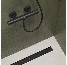 Duscharmatur mit Thermostat und Duschrinne im Duschbereich.
