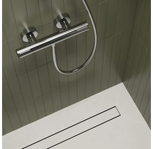 Detailansicht einer Dusche mit Armatur, Schlauch und Ablauf