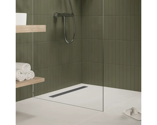 Salle de bains moderne avec douche, serviettes et étagères en bois