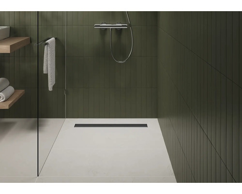 Espace de douche avec caniveau de douche, robinetterie, étagère et porte-serviettes