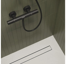 Aufnahme einer Dusche mit Thermostatarmatur und Ablauf
