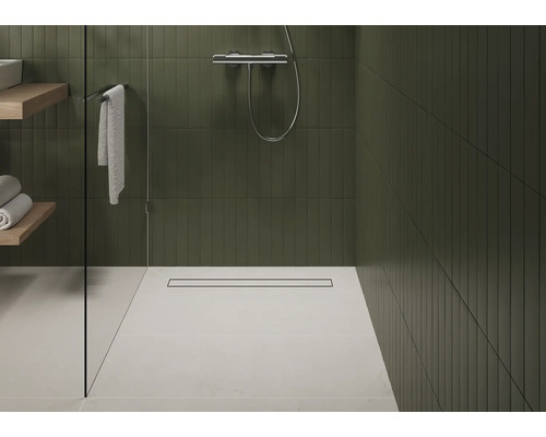 Salle de bains avec douche, caniveau de douche, robinetterie et étagères