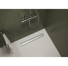 Ebenerdige Dusche mit Duschrinne aus Edelstahl und Wandarmatur