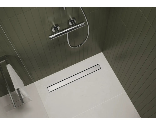 Douche plain-pied avec caniveau de douche en acier inoxydable et robinetterie murale