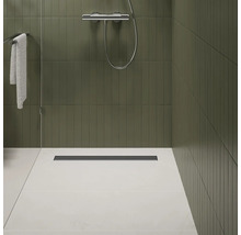 Badezimmer mit Dusche, Duschrinne, Handtuchhalter und Fliesen