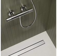 Badezimmer mit Dusche, Duscharmatur und Duschrinne