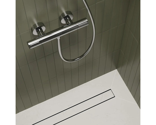 Robinet de douche avec caniveau de douche dans la salle de bain