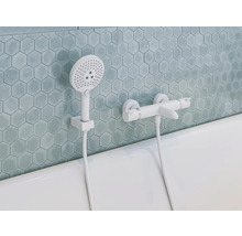 Robinet de baignoire avec douchette à main monté sur une baignoire.
