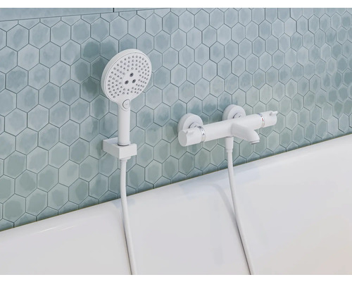 Robinet de baignoire avec douchette à main monté sur une baignoire.