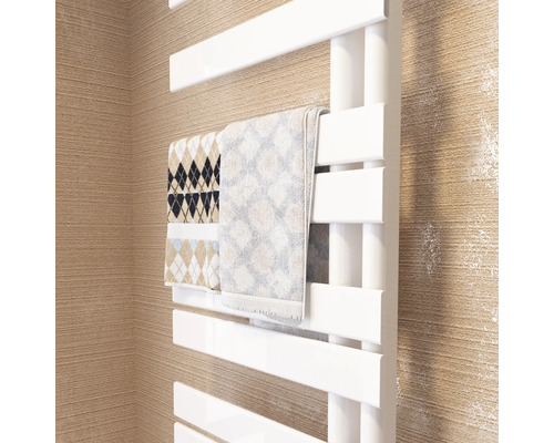 Radiateur sèche-serviettes blanc avec serviettes