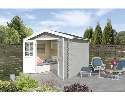 Gartenhaus Outdoor Life Norah 307,2 x 250 cm hellgrau Gartenhaus mit geöffneten Doppeltüren, Sitzecke und Gartenmöbeln auf einer Terrasse