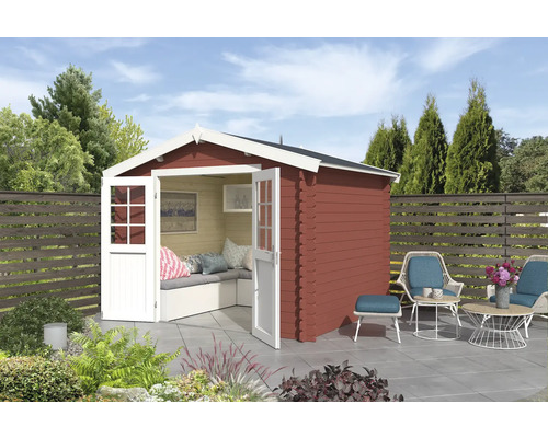 Gartenhaus Outdoor Life Norah 307,2 x 250 cm schwedischrot Gartenhaus mit geöffneten Doppeltüren, Sitzbereich und Gartenmöbeln auf einer Terrasse