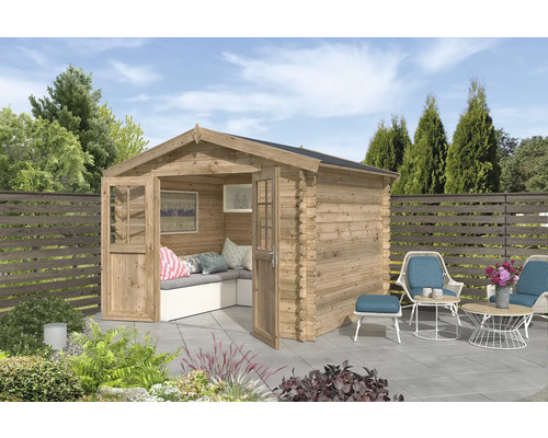 Abri de jardin en bois avec coin salon, entrée ouverte et mobilier de jardin sur la terrasse