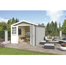 Gartenhaus mit geöffneter Tür, Inneneinrichtung mit Regal und Sitzbank, Außensitzgruppe auf Terrasse