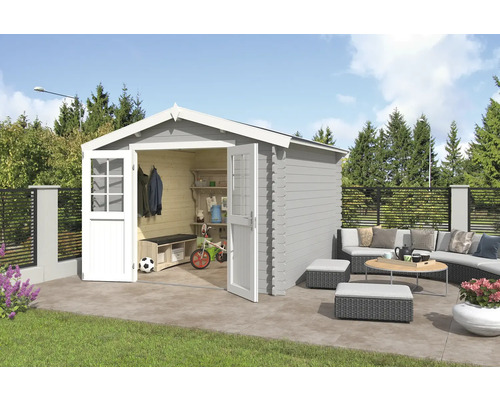 Gartenhaus Outdoor Life Norah 307,2 x 295 cm hellgrau Gartenhaus mit geöffneter Tür, Inneneinrichtung mit Regal und Sitzbank, Außensitzgruppe auf Terrasse