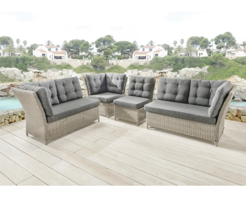 Gartenmöbelset aus Rattan mit grauen Polstern auf einer Terrasse