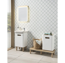 Badezimmer-Szene mit Waschtisch, Spiegel, Wäschekorb und Ablage