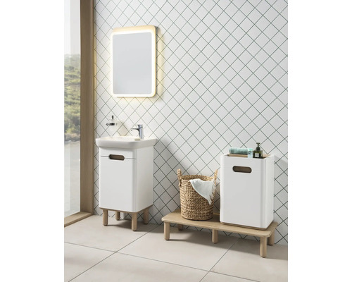 Badezimmer-Szene mit Waschtisch, Spiegel, Wäschekorb und Ablage