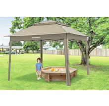 Bac à sable avec pavillon dans le jardin