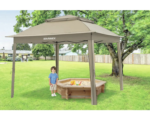 Bac à sable avec pavillon dans le jardin