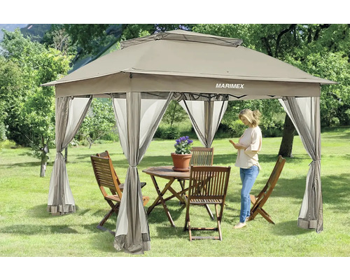 Pavillon avec rideaux et mobilier de jardin sur une pelouse
