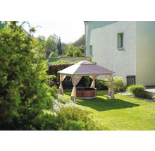 Jardin avec pavillon et bain nordique rond sur pelouse