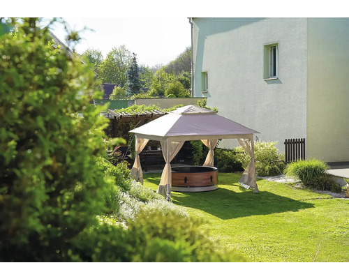 Jardin avec pavillon et bain nordique rond sur pelouse
