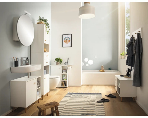 Helles Badezimmer mit Waschbecken, Spiegelschrank, Kommode, Regal, Toilette und Badewanne.