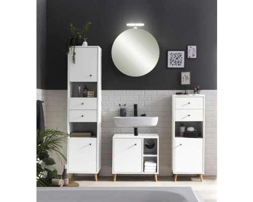 Badezimmer mit Hochschrank, Unterschrank, Waschtisch und rundem Spiegel