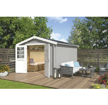 Gartenszene mit grauem Gartenhaus, geöffneten Türen und Holzterrasse mit Gartenmöbeln