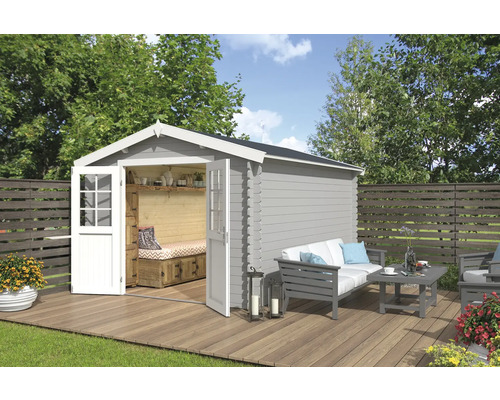 Gartenhaus Outdoor Life Norah 307,2 x 400 cm hellgrau Gartenszene mit grauem Gartenhaus, geöffneten Türen und Holzterrasse mit Gartenmöbeln