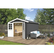 Gartenhaus mit geöffneten Türen, Sitzbank und Gartengarnitur auf einer Holzterrasse