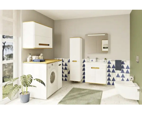 Helles Badezimmer mit Waschmaschine, Waschbecken, Spiegelschrank, Hängeschrank, Hochschrank und Toilette
