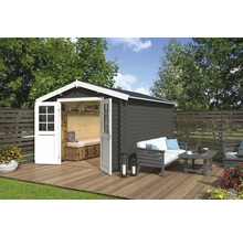 Gartenhaus mit geöffneten Doppeltüren, Holzterrasse und Sitzgruppe im Garten.