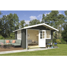 Gartenhaus mit geöffneten Türen, Terrasse und Gartenmöbeln in einer Gartenumgebung.