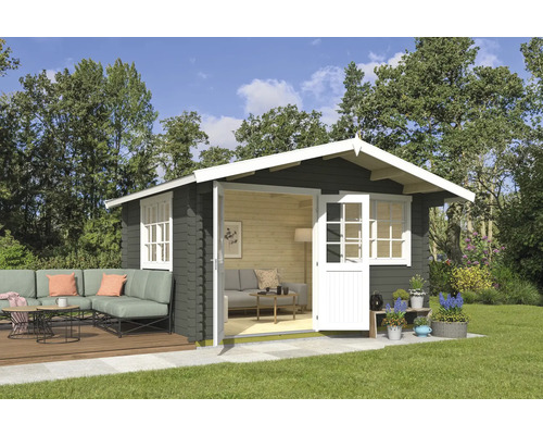 Gartenhaus Outdoor Life Norderney 2 inkl. Fußboden 444,6 x 390 cm graugrün Gartenhaus mit geöffneten Türen, Terrasse und Gartenmöbeln in einer Gartenumgebung.