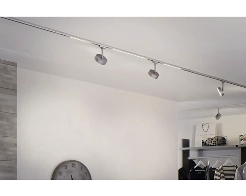 Deckenleuchte mit Spots an einer Schiene in einem hellen Raum