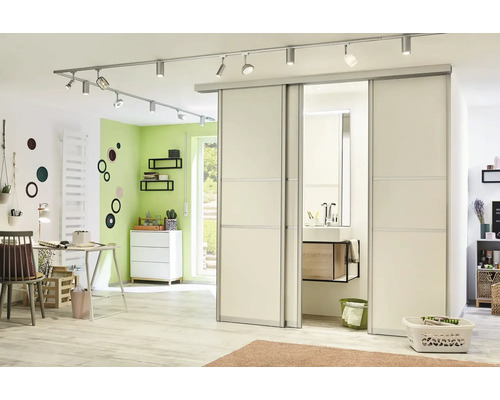 Helles Zimmer mit Schiebetüren, Deckenspots, Schreibtisch und Badezimmer