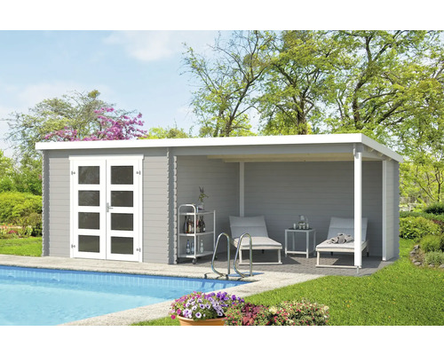 Gartenhaus Outdoor Life Novia Plus inkl. Dachanbau mit Rückwand 620 x 308,9 cm hellgrau Gartenhaus mit überdachter Terrasse, Liegestühlen und Pool im Garten