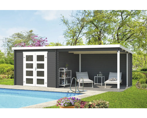 Gartenhaus Outdoor Life Novia Plus inkl. Dachanbau mit Rückwand 620 x 308,9 cm carbongrau Gartenszene mit modernem Gartenhaus aus Holz, Terrasse mit Liegestühlen und Pool im Garten