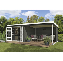 Gartenhaus mit Terrasse und geöffneten Türen auf einer Rasenfläche.