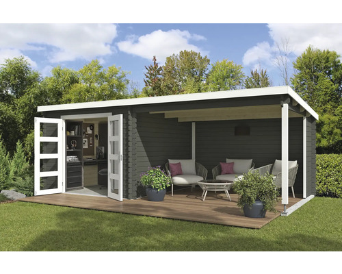 Gartenhaus Outdoor Life Novia Plus inkl. Dachanbau mit Rückwand 620 x 308,9 cm graugrün Gartenhaus mit Terrasse und geöffneten Türen auf einer Rasenfläche.