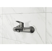 Robinet de douche apparent sur mur carrelé