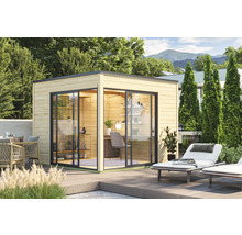 Modernes Gartenhaus mit Schiebetüren aus Glas und Holzwänden, eingerichtet als Büro mit Schreibtisch und Regalen, umgeben von Gartenmöbeln und Pflanzen